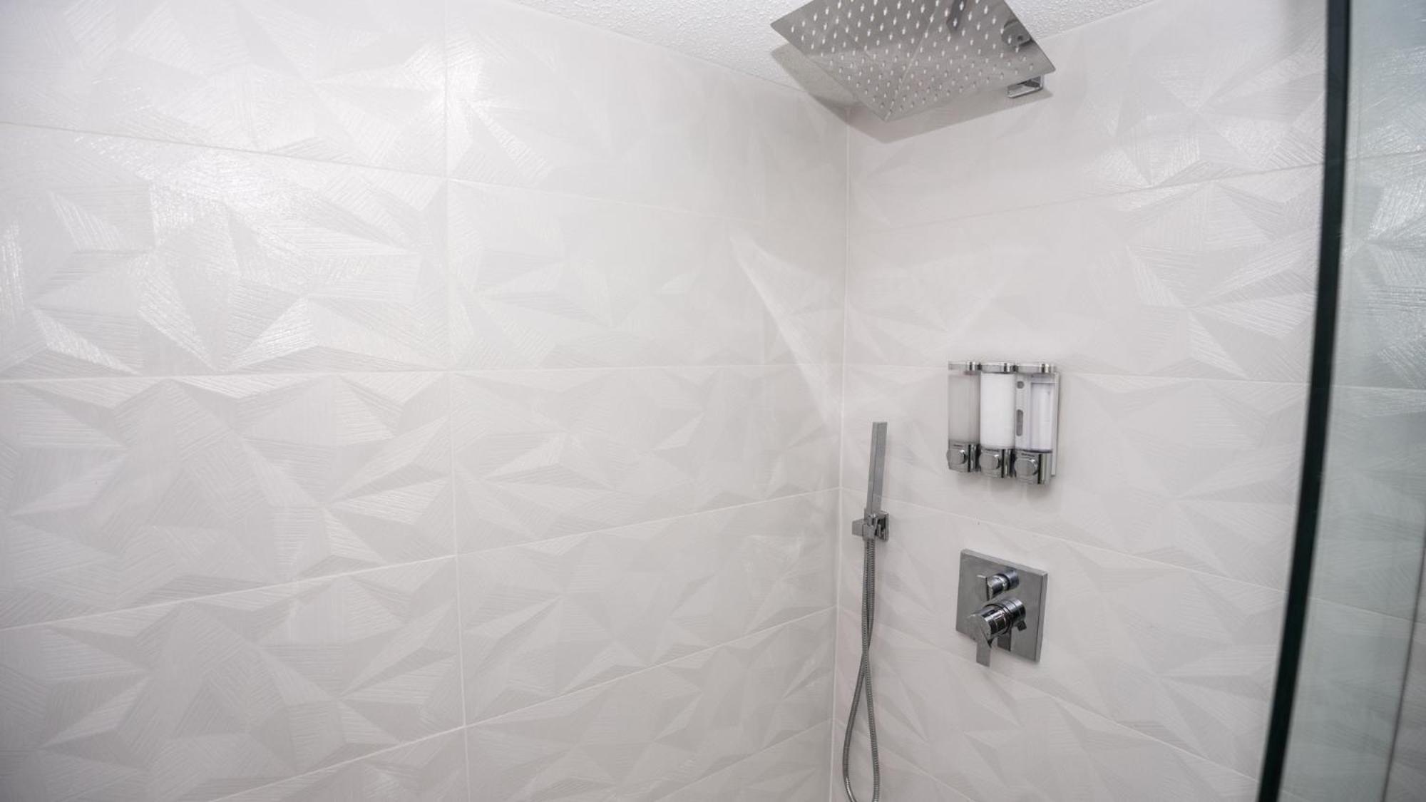 New Rental - 3Br 3Ba Corner Beachfront - 2024 Remodel - 3 Pools, Tiki Hut, Gym, Tennis Панама-Сити Экстерьер фото